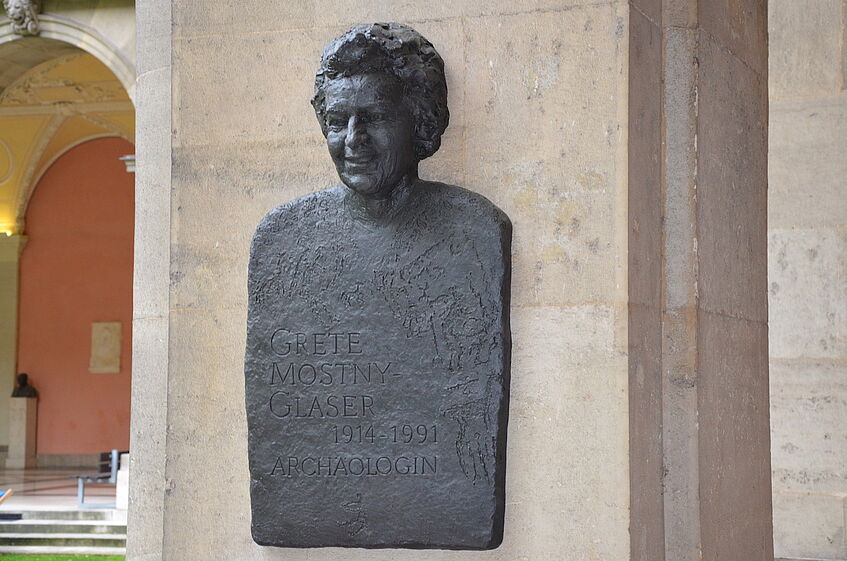 Denkmal für Grete Mostny-Glaser im Arkadenhof der Universität Wien (Foto: Beate Pamperl)