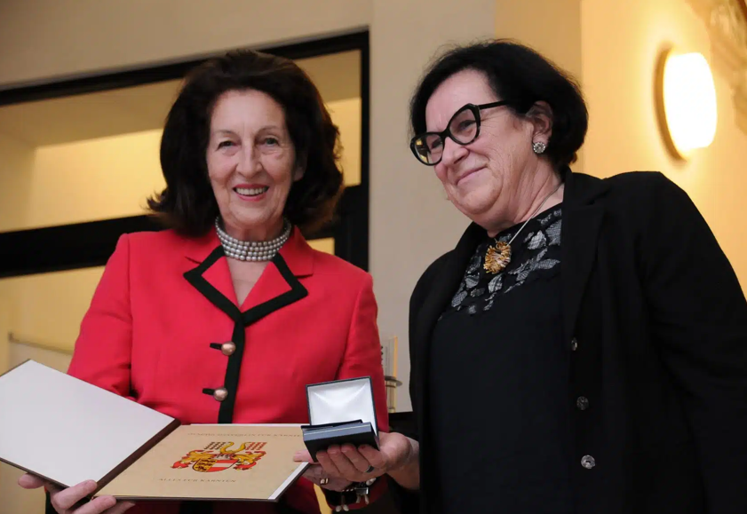 Historikerin Marianne Klemun erhielt von Claudia Fräss-Ehrfeld die Ehrenmedaille des Geschichtsvereines für Kärnten (© Geschichtsverein/Roland Bäck)