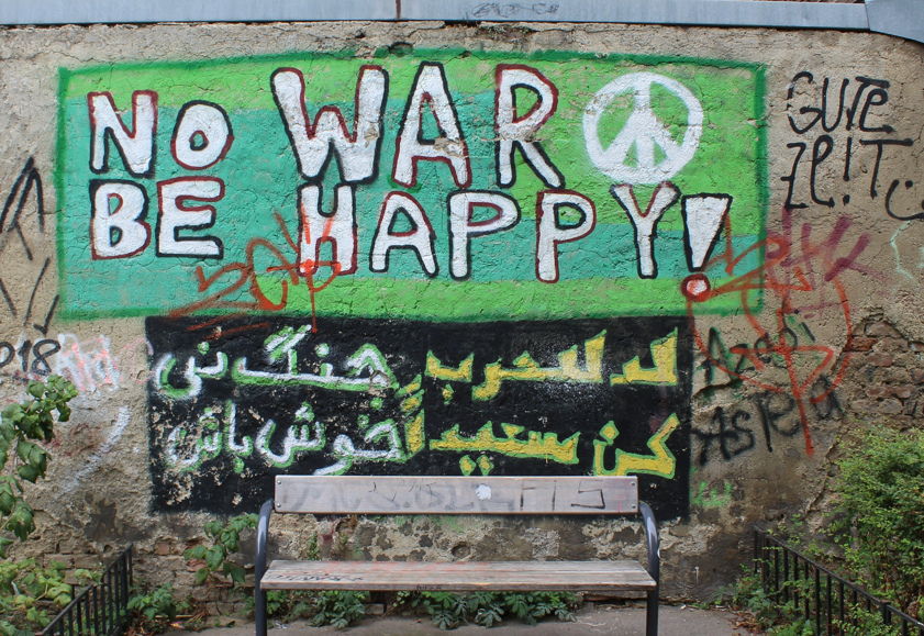 Foto zur Veranstaltung (Bank mit Banner: "No war. Be happy"