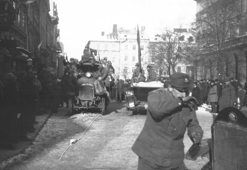 November 1918: Soldaten und Zivilisten in den Straßen von Lemberg