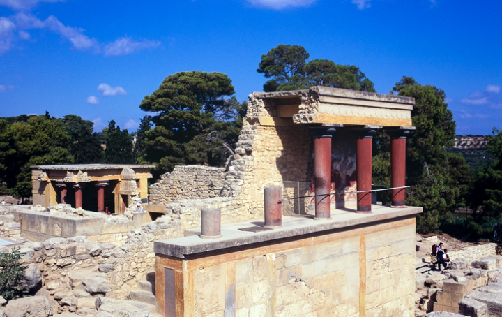 Foto: Der Palast von Knossos und die Kultur des minoischen Kreta sind ein beliebtes Betätigungsfeld für „Pseudowissenschafter:innen“, aber auch Themenfeld für historische Romane und phantasiereiche Vorstellungen einer imaginierten Gegenwelt