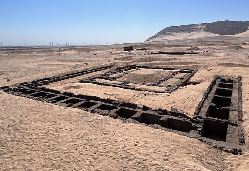 Der Grabkomplex der Königin Meret-Neith in Abydos während der Ausgrabung. Die Grabkammer der Königin liegt im Zentrum der Anlage und ist umgeben von den Nebengräbern der Höflinge und Diener C: EC Köhler