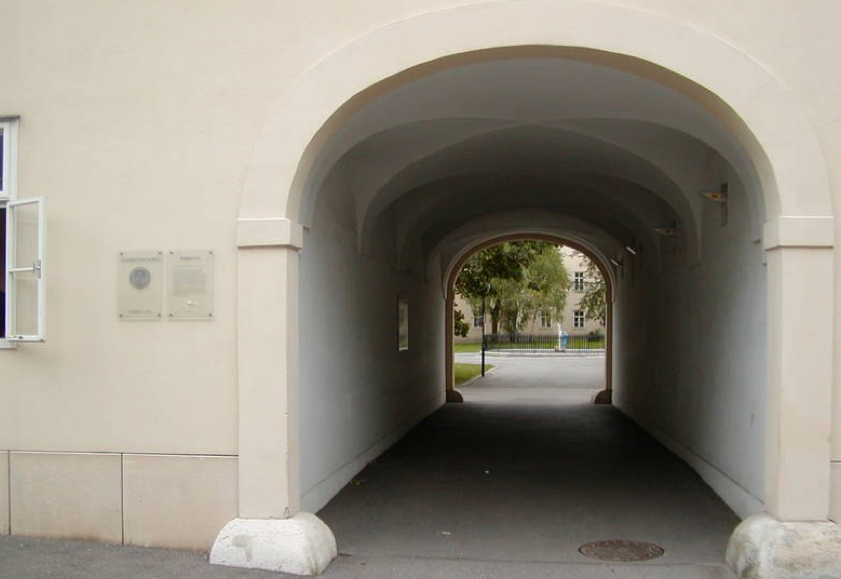 Peuerbach-Tor der Erinnerung am Campus (ehemals AKH) zwischen Hof 6 und Hof 7, Blick von Hof 6, Zustand 2003