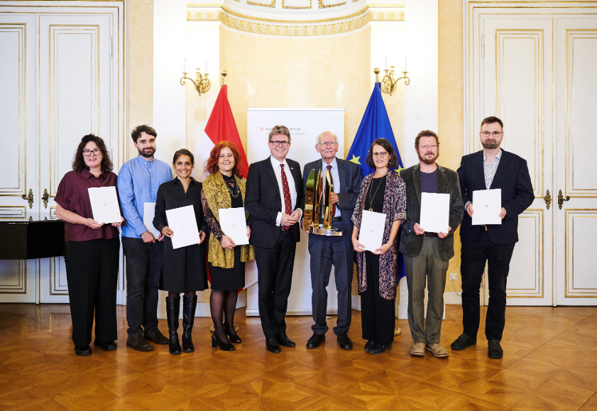 Gruppe von Preisträger:innen mit Urkunden